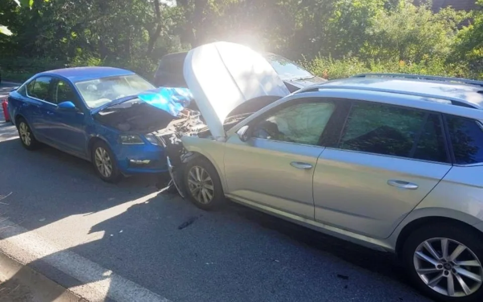 Řidička v Pelhřimově na chvíli usnula a bourala. Zranili se dva dospělí i dvě děti 