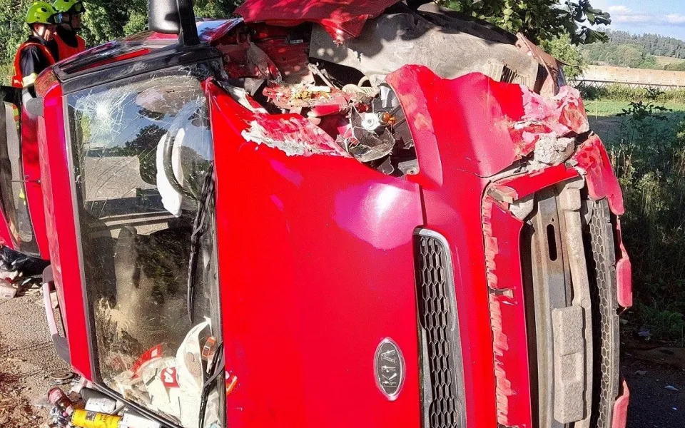 Řidič nebyl připoutaný, auto se s ním převrátilo a skončil v nemocnici