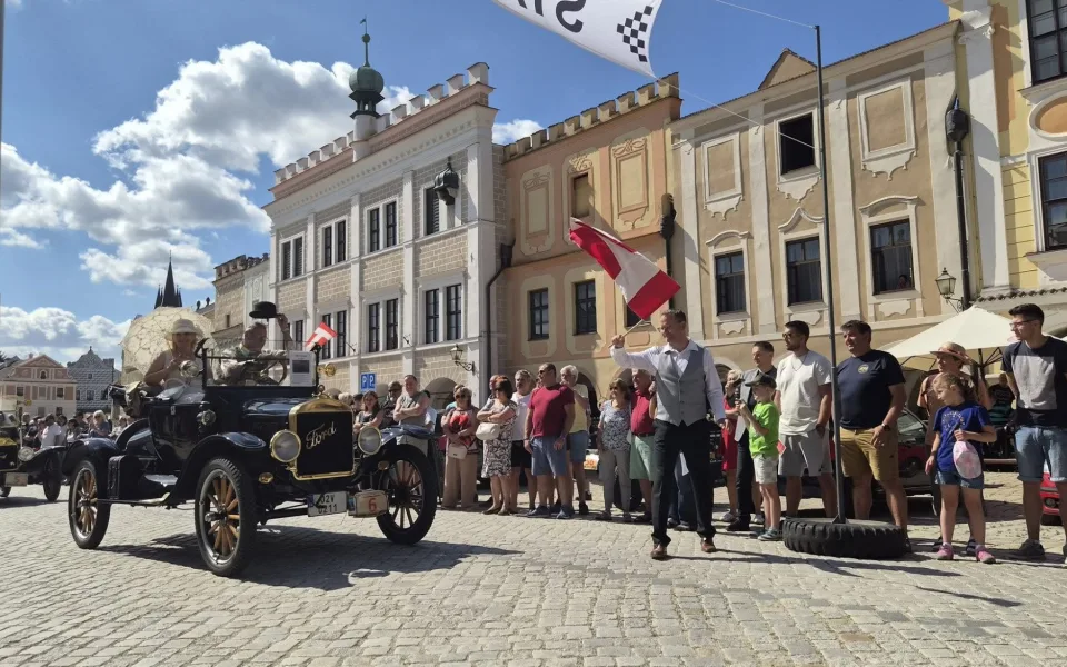 Náměstí v Telči dnes zaplnilo šest desítek předválečných automobilů
