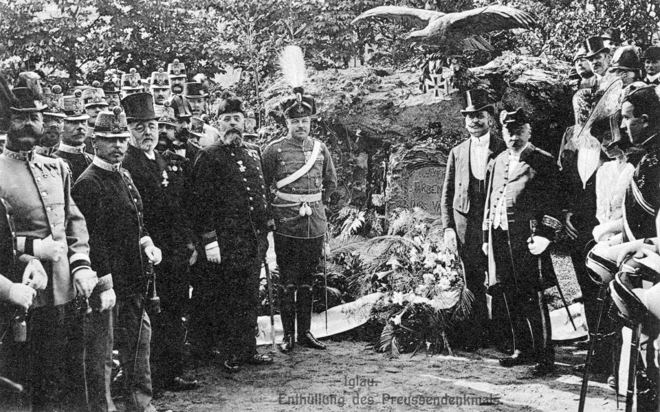 Pruským vojákům, kteří v Jihlavě zemřeli v létě 1866 na choleru, byl odhalen v parku na půdě zrušeného hřbitova v květnu 1906 velký památník v podobě tzv. hunského hrobu. Památka byla v průběhu let několikrát zničena, obnovena a definitivně zlikvidována p