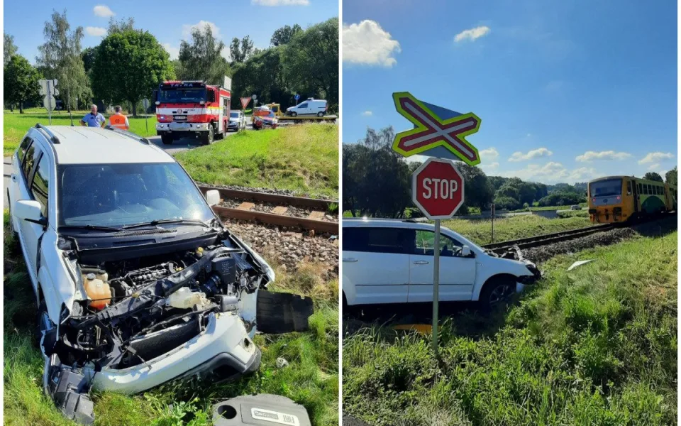 Na Pelhřimovsku se srazilo auto s vlakem. Řidič se lehce zranil, provoz je zastavený 
