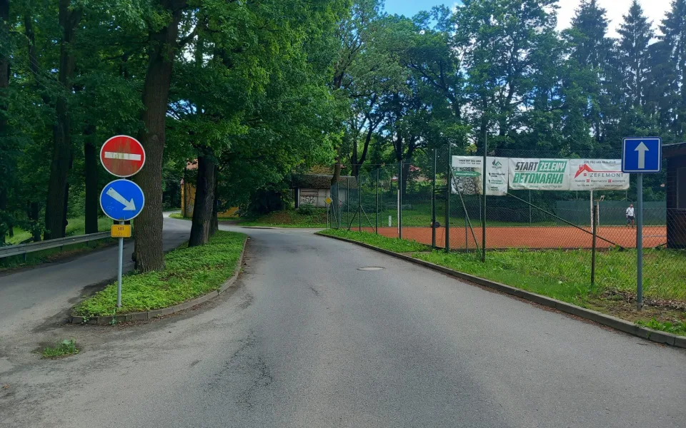 Brtnice přijde o svůj unikát. Stromy uprostřed silnice půjdou k zemi