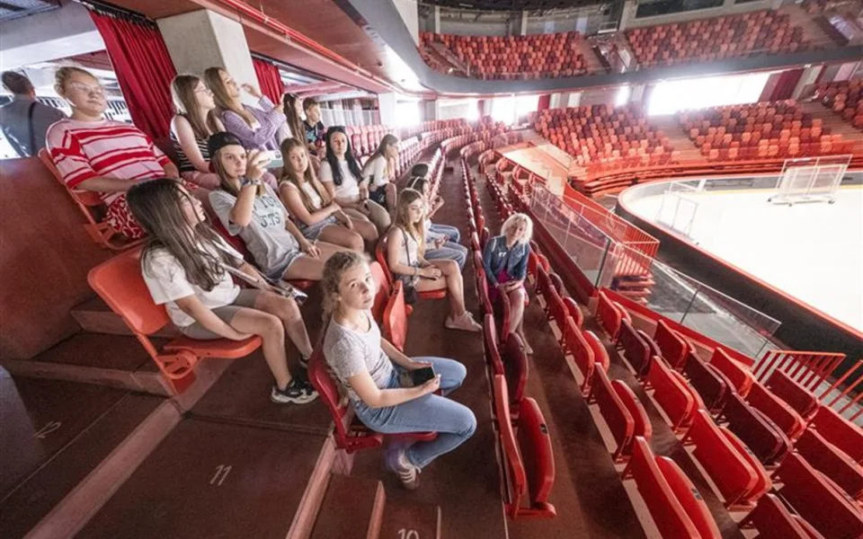Děti ze Zakarpatské oblasti tráví léto na Vysočině. Byli se podívat v Horácké aréně