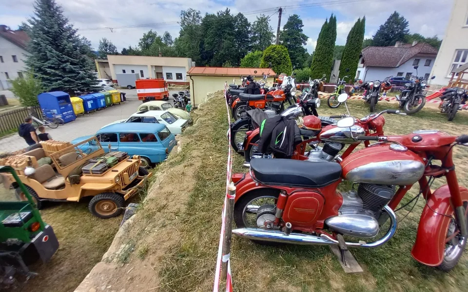FOTO, VIDEO: Sraz historických vozidel v Šimanově přilákal více než dvě stě strojů