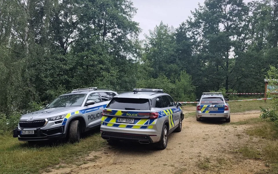 VIDEO: Osobní věci byly na břehu, muž se ztratil. Policisté žádají o pomoc veřejnost