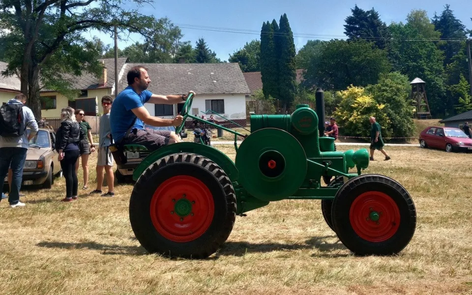 Na vlastní kůži: Řízení traktoru z roku 1939 není složité, je to čirá radost
