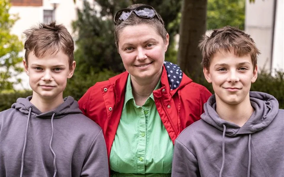 Maminka mladých hokejistů bojuje s rakovinou. Studenti z Telče vybrali 36 tisíc