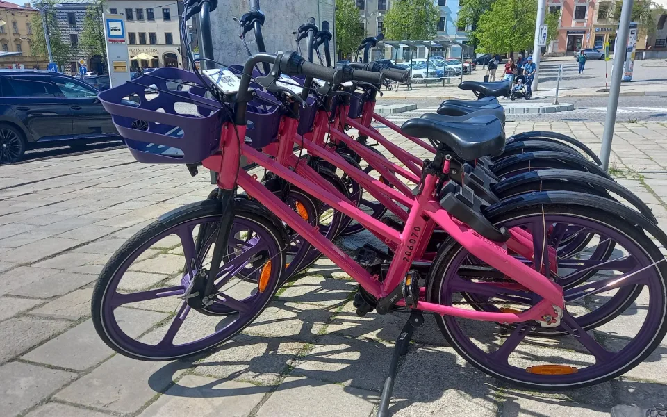 Sdílená kola v Jihlavě o prázdninách využívají i turisté, je to živý systém