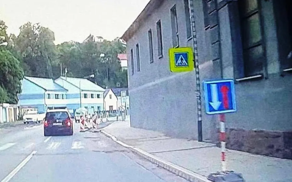 Nový nešvar v Jihlavě. Někdo v Polenské ulici otáčí značku, jednou skončila v koši