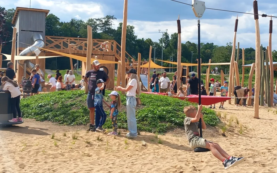 FOTO, VIDEO: Nové hřiště v Českém mlýně si oblíbili děti i jejich rodiče