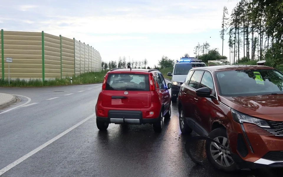 Nehoda v křižovatce u Rytířska. Policie hledá svědky a také řidiče bílé Tesly