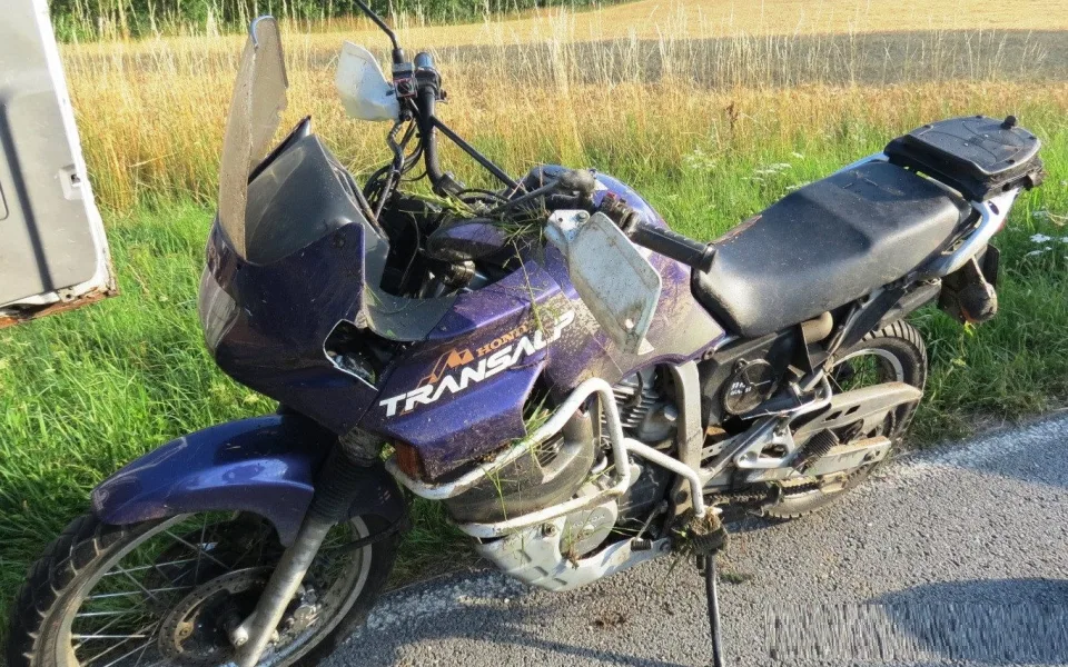Divočák na Pelhřimovsku vběhl pod motorku. Ke zraněnému muži letěl vrtulník