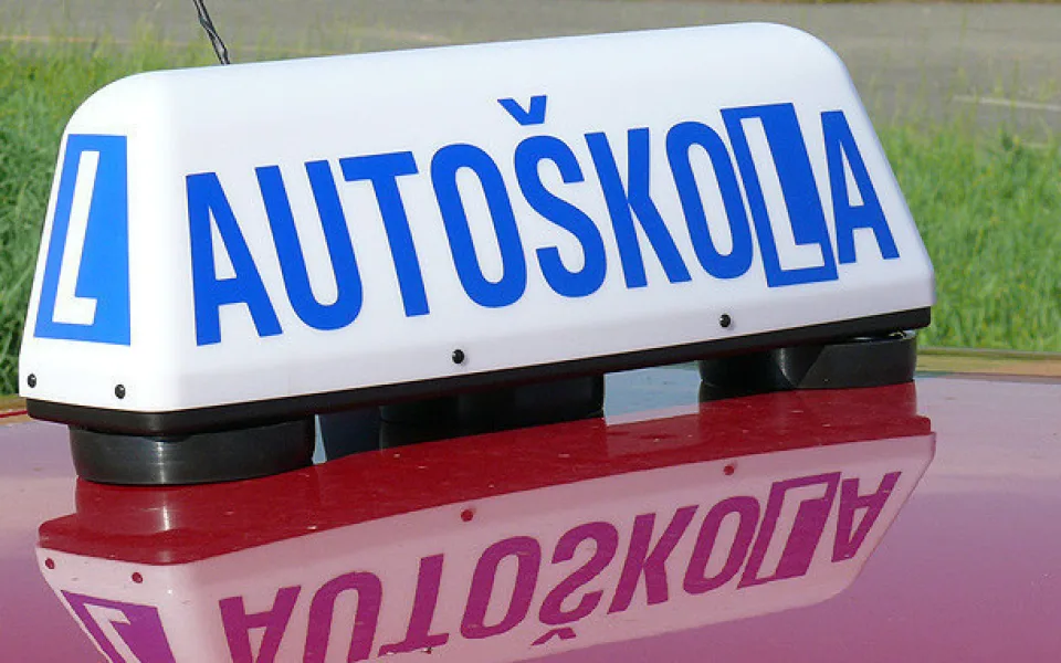 Žákyně autoškoly skončila po nehodě v nemocnici