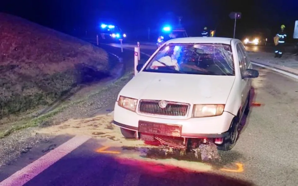 Policie hledá řidiče, který havaroval v Červeném Kříži. Naboural kruháč a z místa odešel 