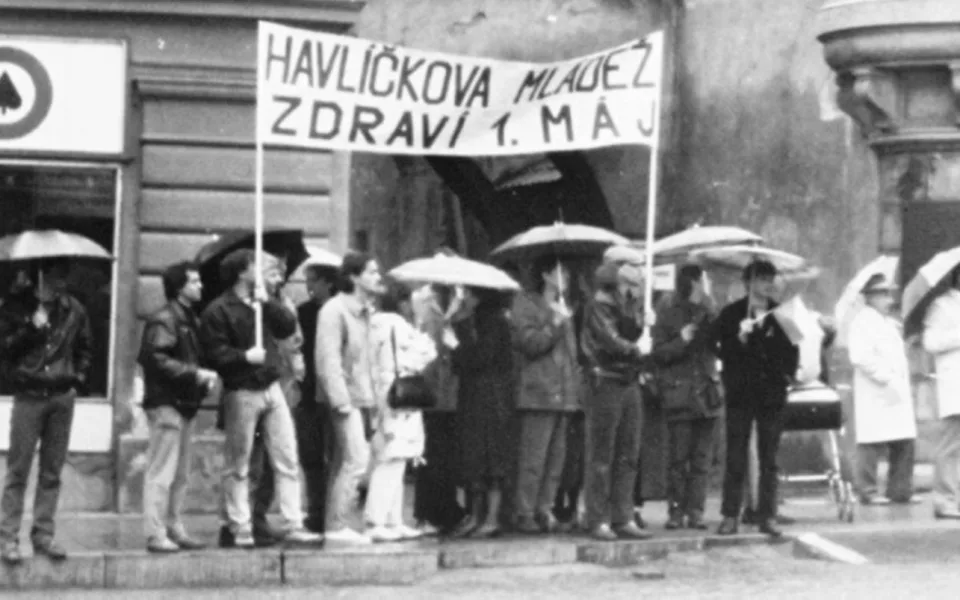 Havlíčkova mládež zdraví 1. máj v roce 1989. Foto: Jan Schneider