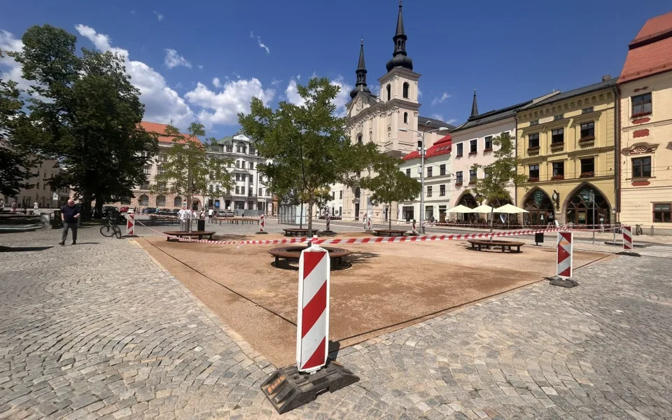 Lidé v Jihlavě nemohou posedět pod stromy na náměstí. Místo je obehnané páskou