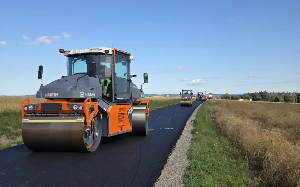 Krajští silničáři pracují se dvěma novými válci. Výměna proběhla po 15 letech