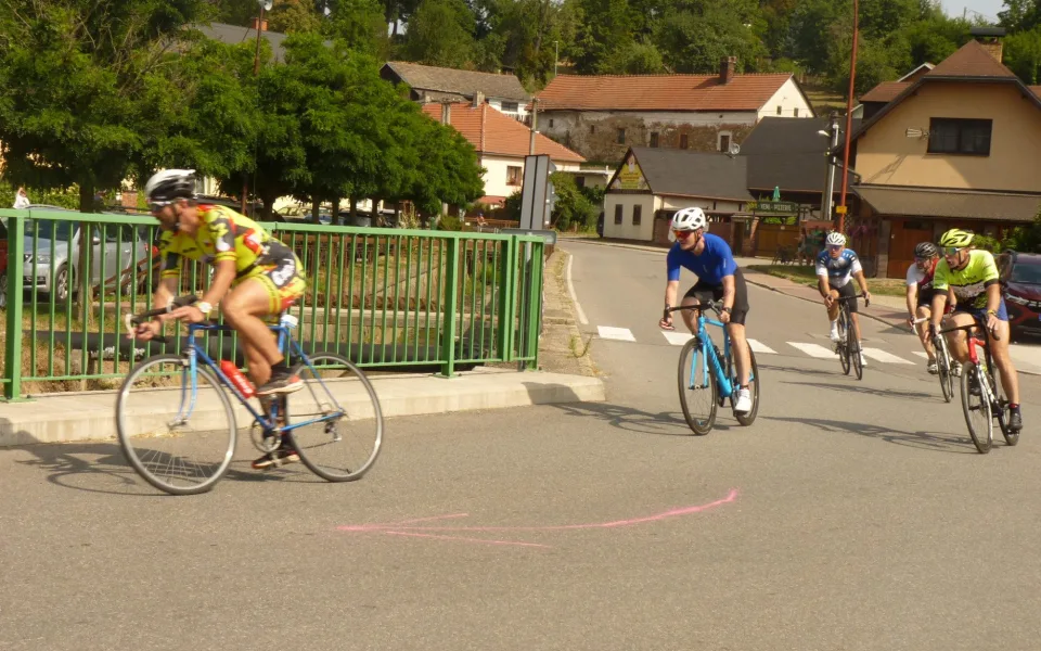 Dřevěný muž v Lukách nad Jihlavou měl rekordní účast, triatlon zvládlo přes 250 lidí