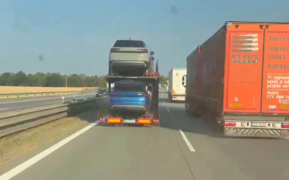Další kontrola kamionů na dálnici: Řidič platil pokutu dvakrát za 20 kilometrů