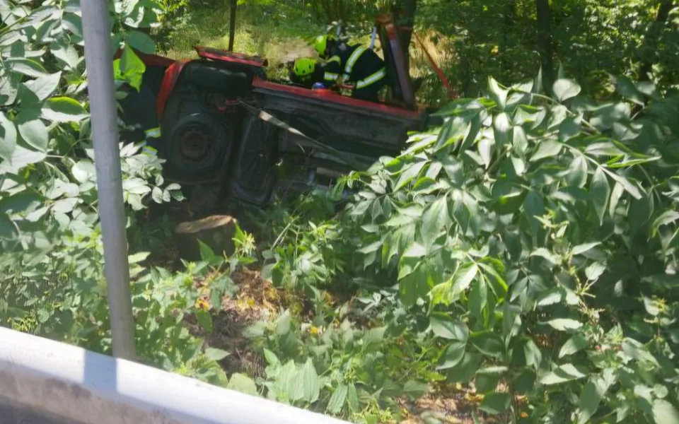 Polenskou ulici dnes odpoledne uzavřela nehoda, řidička sjela ze stráně