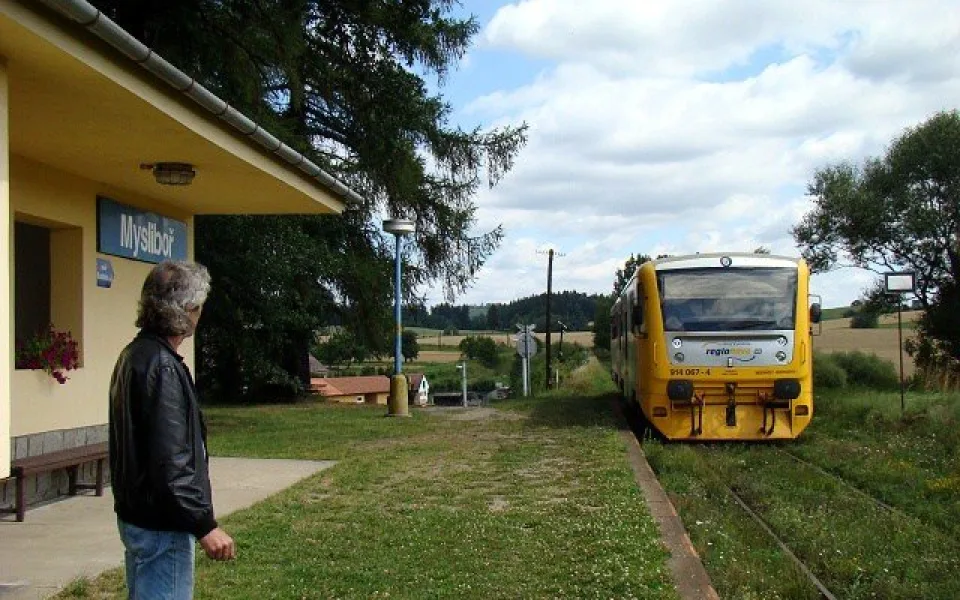 Provoz mezi Kostelcem a Slavonicemi začal v roce 1898. Podívejte se na nádraží