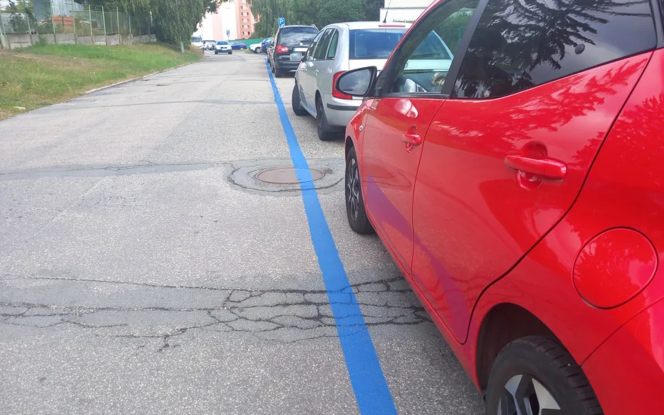 Systém parkování v Jihlavě se změní. Všude mimo centrum bude půlhodina zdarma