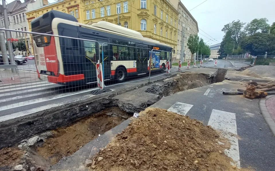 FOTO, VIDEO: Uzavírka křižovatky Tolstého a třídy Legionářů už platí i pro MHD