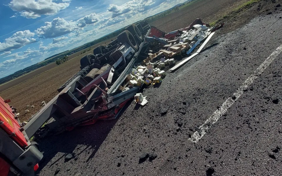 Na Třebíčsku havarovalo nákladní auto, sklenice se vysypaly na silnici