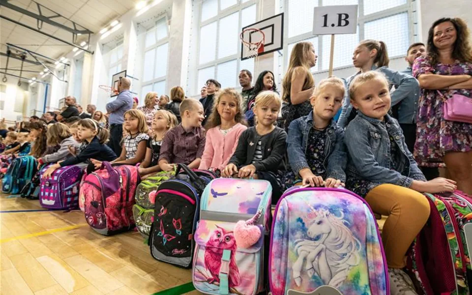 Na výbavu pro školáka nám dva tisíce nestačily, shodla se většina čtenářů Drbny